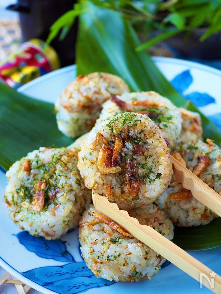 桜えびと青のりの小さいおにぎりを掴んでいる