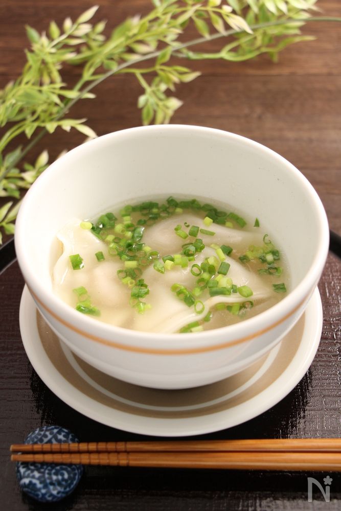白色の器に盛られた餃子スープ