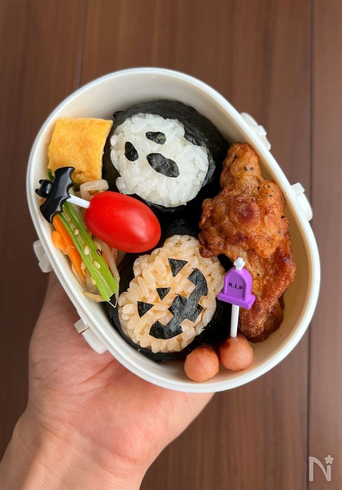 白い弁当箱に入ったハロウィン風おにぎり弁当