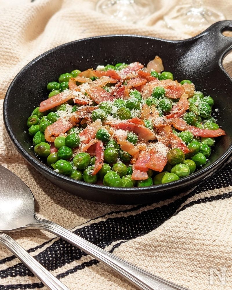スキレットに入ったグリーンピースとベーコンのチーズバターソテー