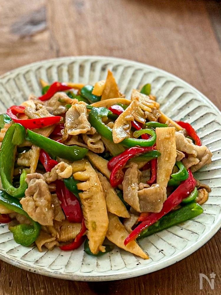 たけのこと赤ピーマン、緑ピーマン、豚バラ肉の中華炒め
