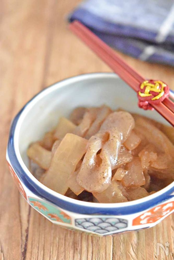 器に盛られた大根とこんにゃくの中華風煮物