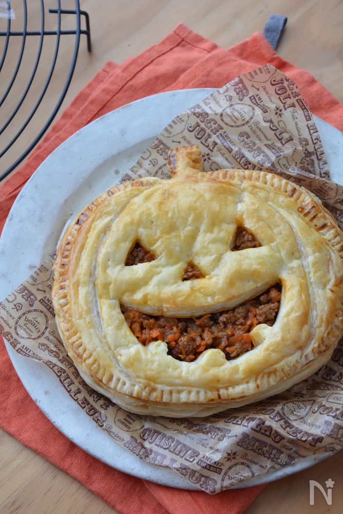 白い皿にのせたハロウィンミートパイ