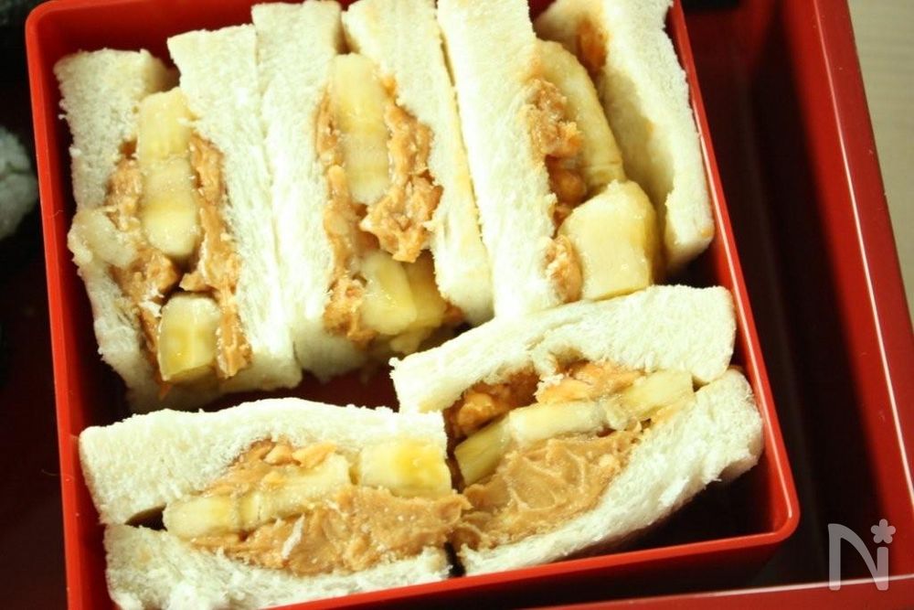 箱に詰められたバナナピーナッツバターサンドイッチ
