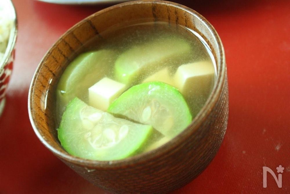 汁椀に盛り付けたナーベラーのみそ汁