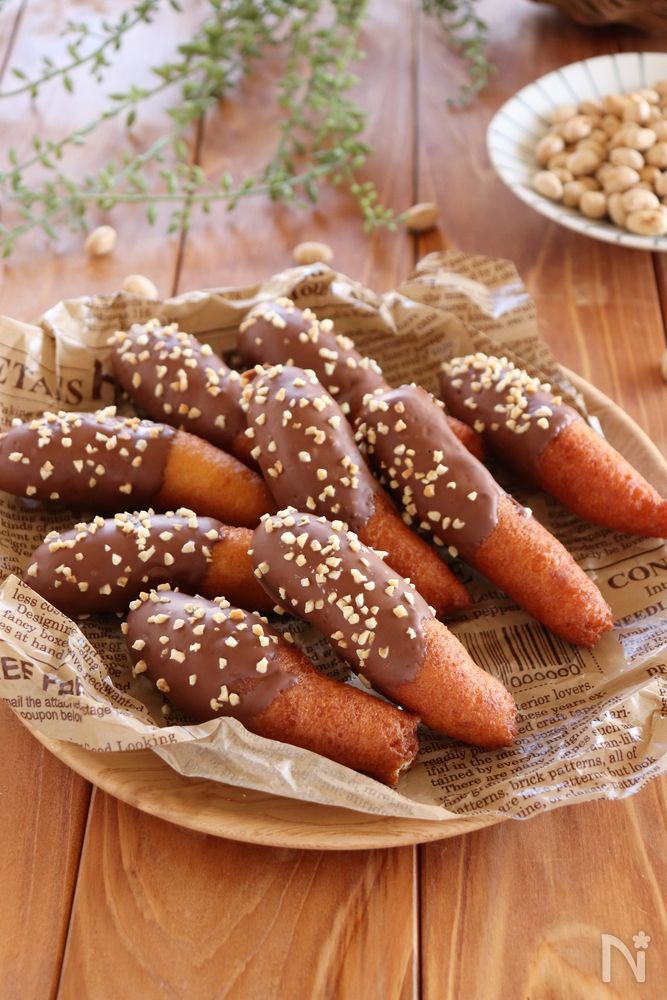 皿に盛り付けられた鬼の金棒風お豆腐ドーナツ