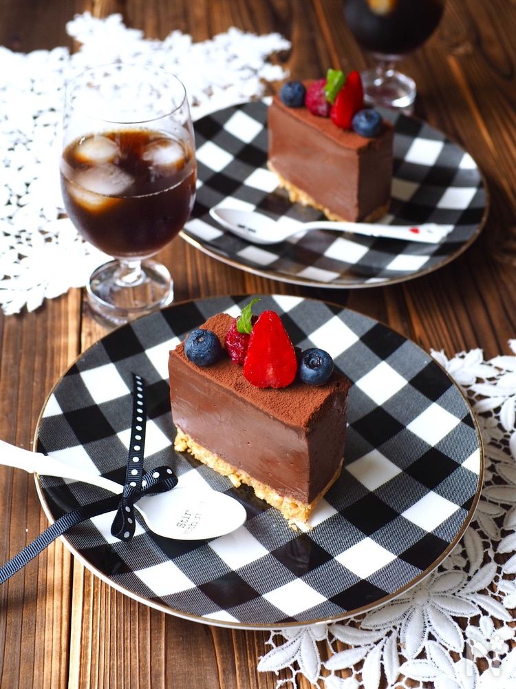 白黒のチェック柄の皿に、豆腐生チョコケーキを盛り付けた様子