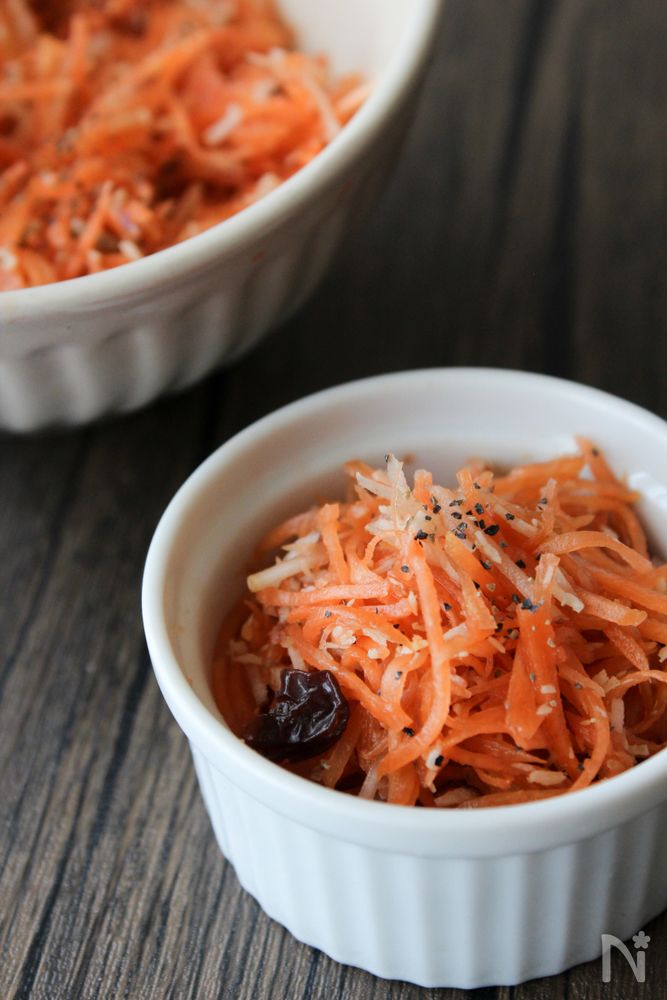 小皿に入った菊芋入りキャロットラペ