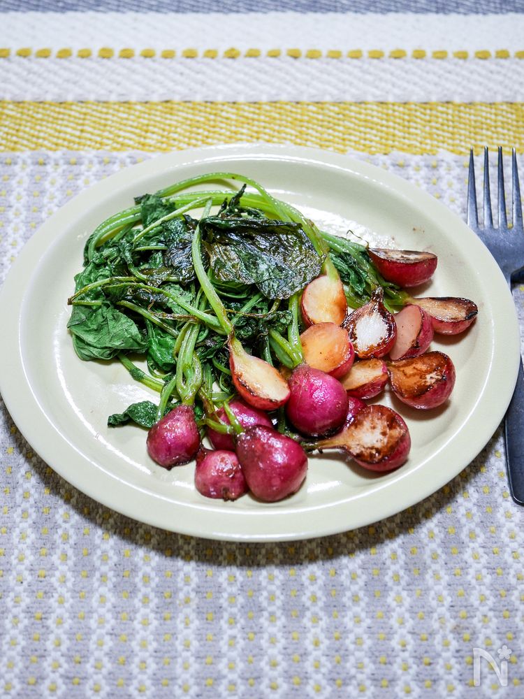 皿の上にあるラディッシュで作ったバターしょうゆ炒め