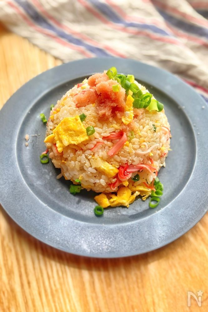 青い皿に盛られた、明太子とカニカマのごちそうチャーハン