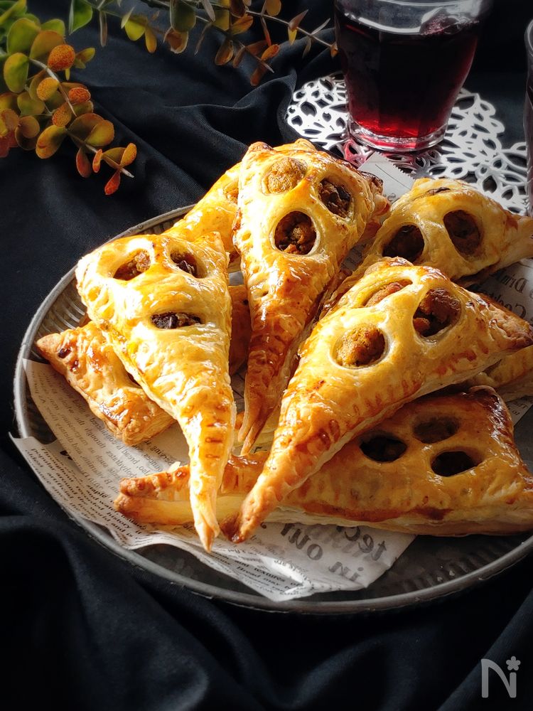 黒い皿に盛り付けたかぼちゃとチョコのおばけパイ