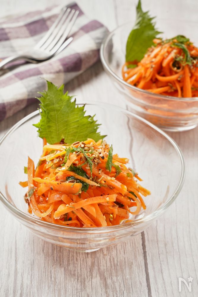 にんじんの香味スパイスサラダがガラスの器に盛り付けられているところ