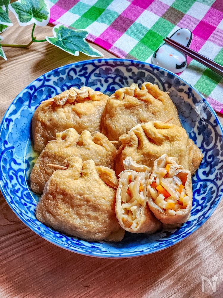 うどんが入っているきんちゃく煮が皿に盛り付けられているところ