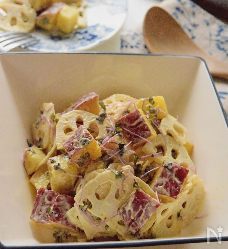 白い器に盛り付けたさつまいもとれんこんのカレーサラダ