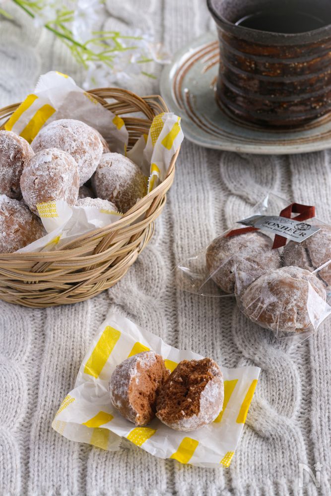 かごに盛りつけた焼きチョコスノーボール