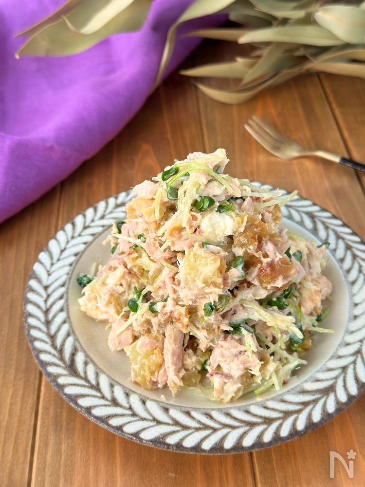 模様が入った灰色の皿に盛られた焼き芋とツナ缶のデリ風サラダ