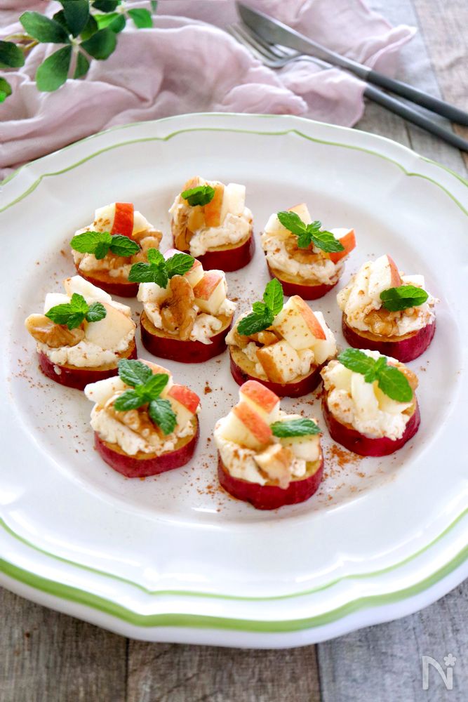 洋食器に盛り付けたさつまいもとりんごのカナッペ