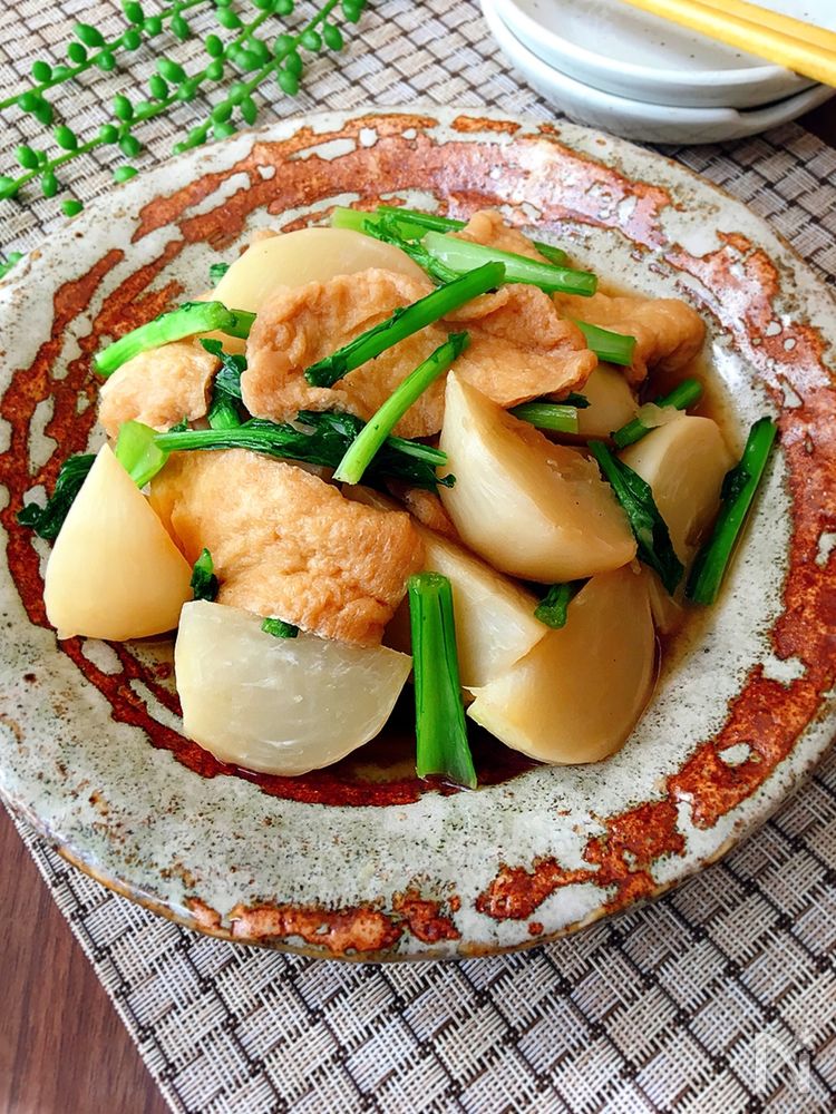 皿に盛り付けたかぶと油揚げのさっと煮