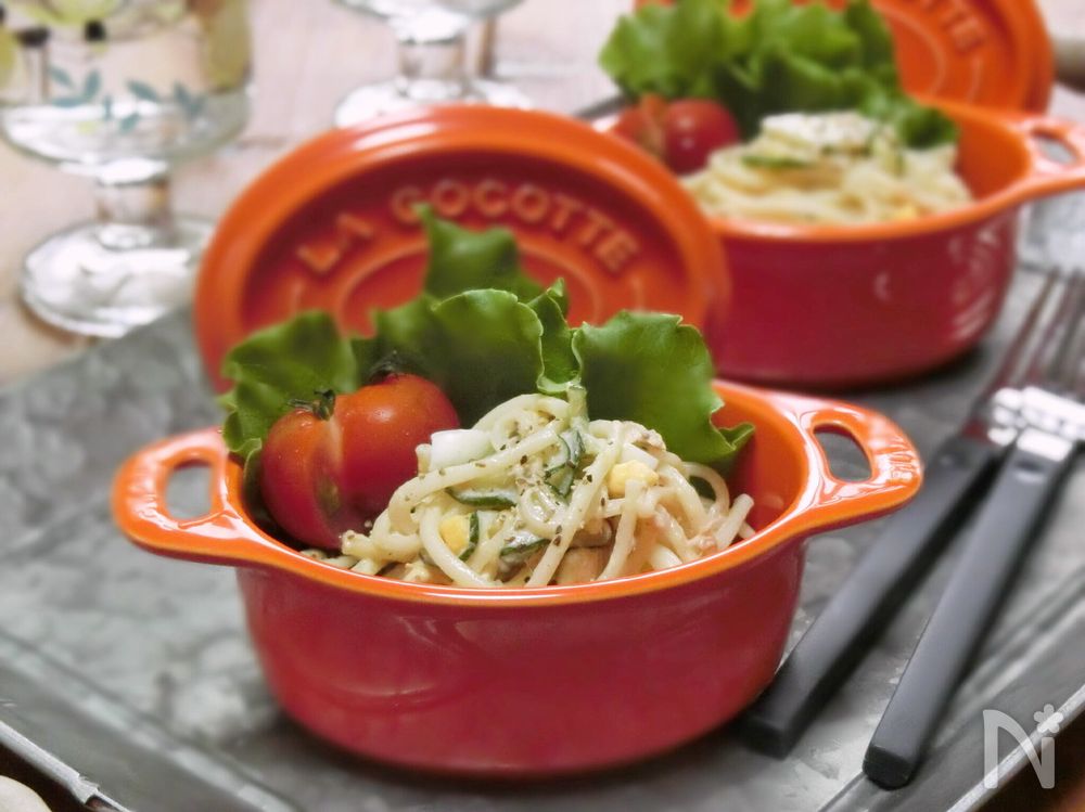 赤い小さなココットに盛られているひやむぎサラダ