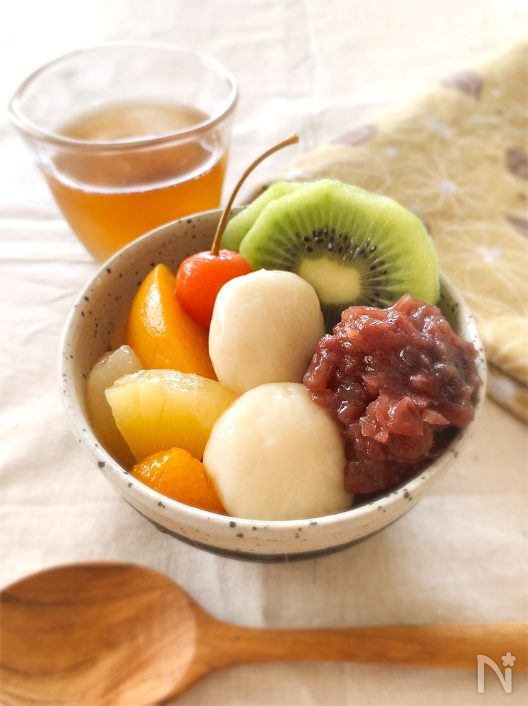 器に盛られた豆腐白玉あんみつ
