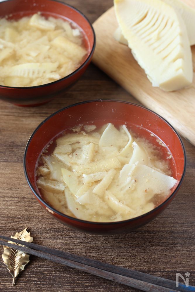 汁椀に入っているたけのこのごま味噌汁