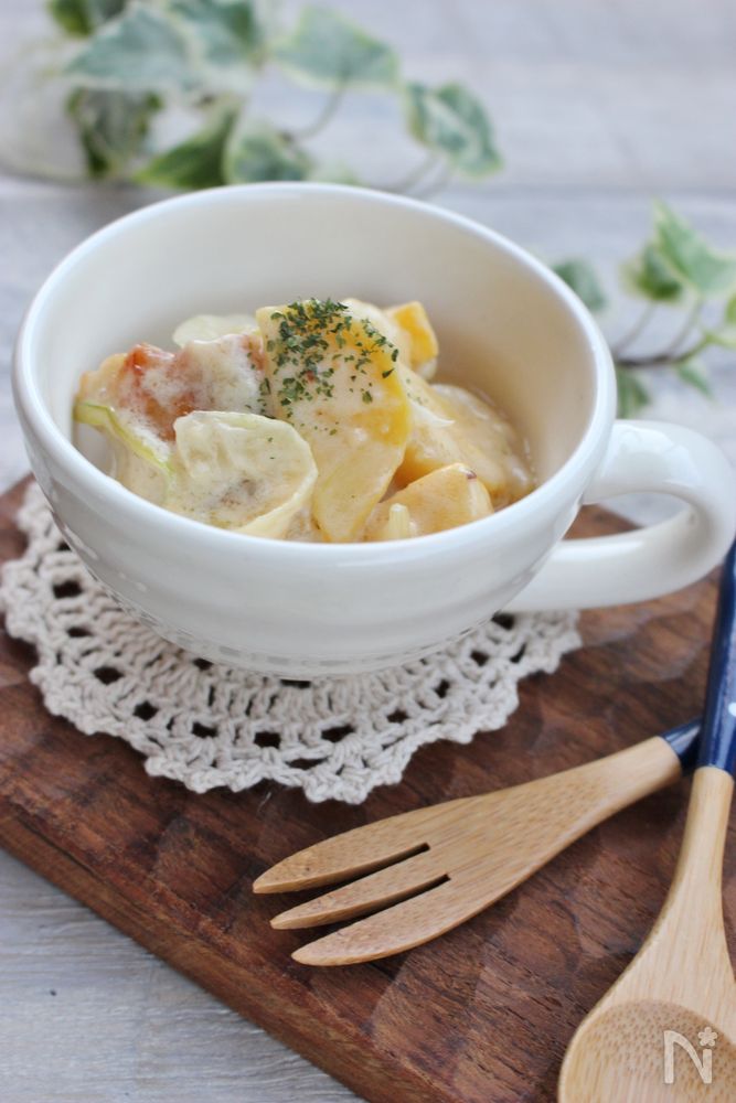 手付きのカップに入った鶏肉とさつまいもと玉ねぎのクリーム煮