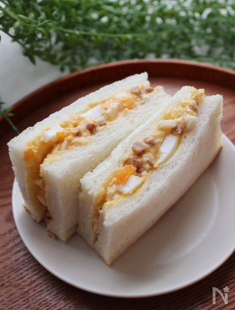 白色の皿に盛られた卵と納豆でなったまサンド