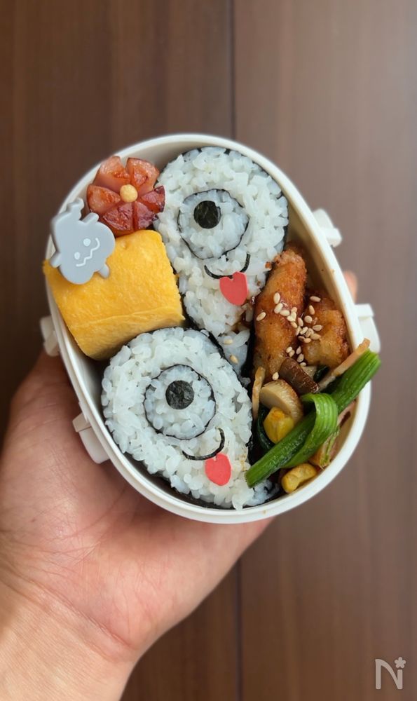 白い弁当箱に入ったおばけ海苔巻き