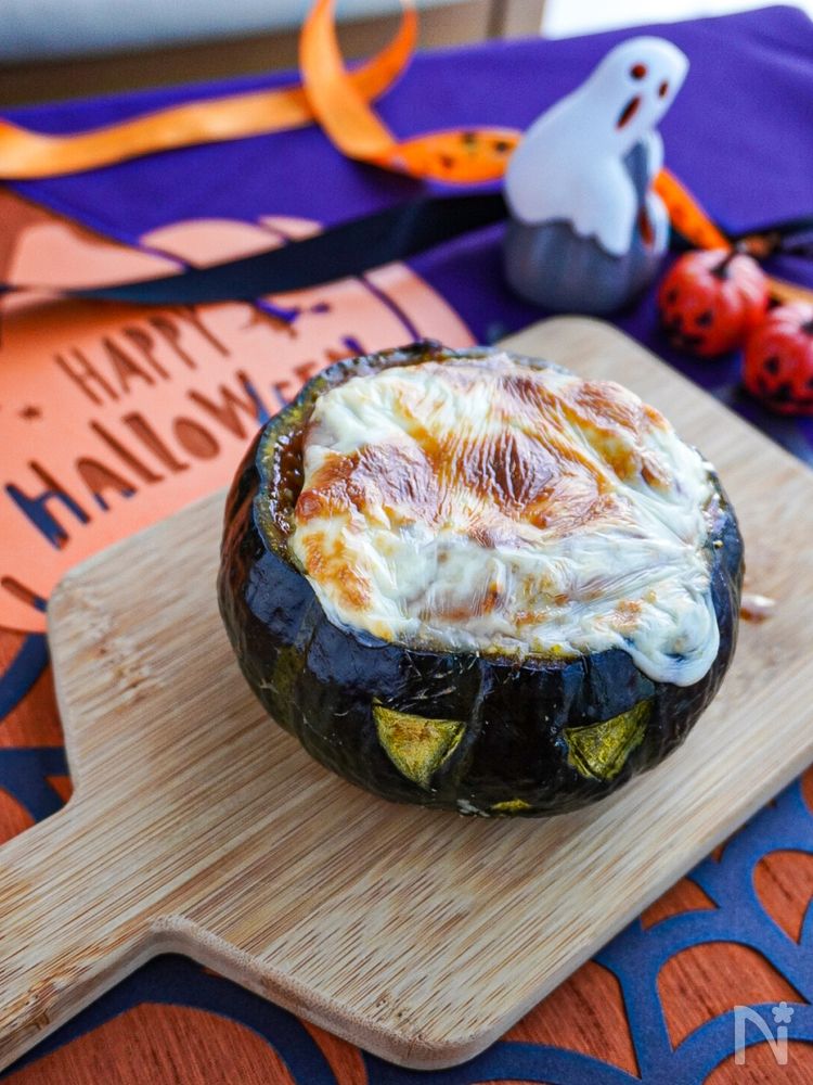 ハロウィンにかぼちゃ丸ごとチーズ肉詰め
