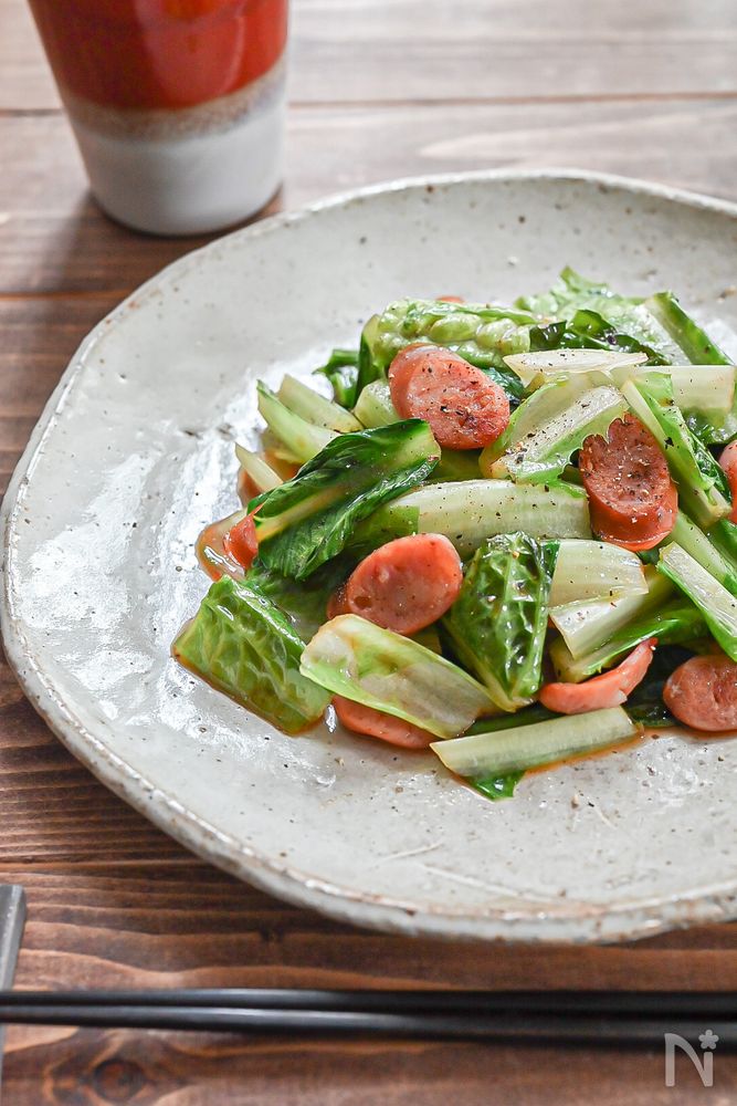 皿に盛りつけられたロメインレタスとウインナーソーセージの炒め物