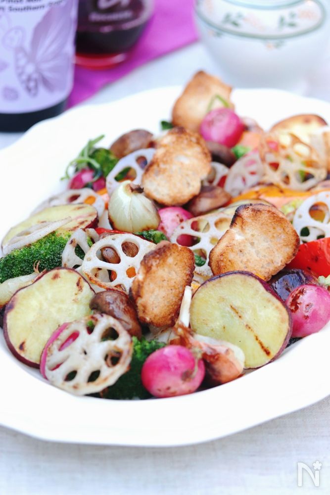 グリルサラダが皿に盛り付けられているところ