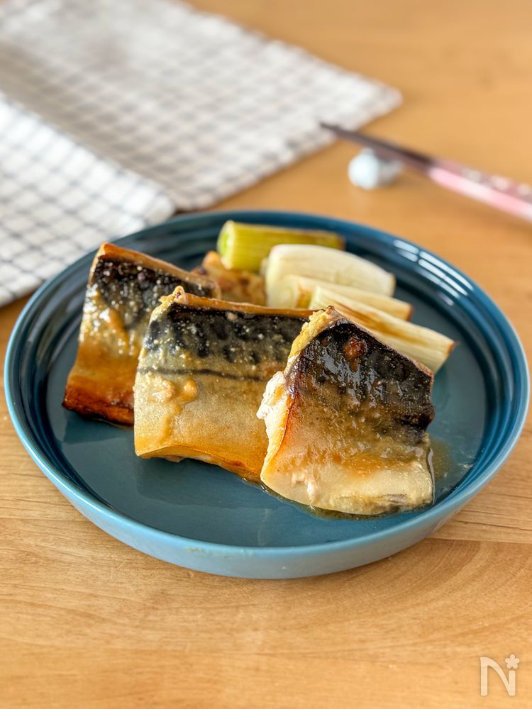 水色の皿に盛り付けられたさばの味噌グリル