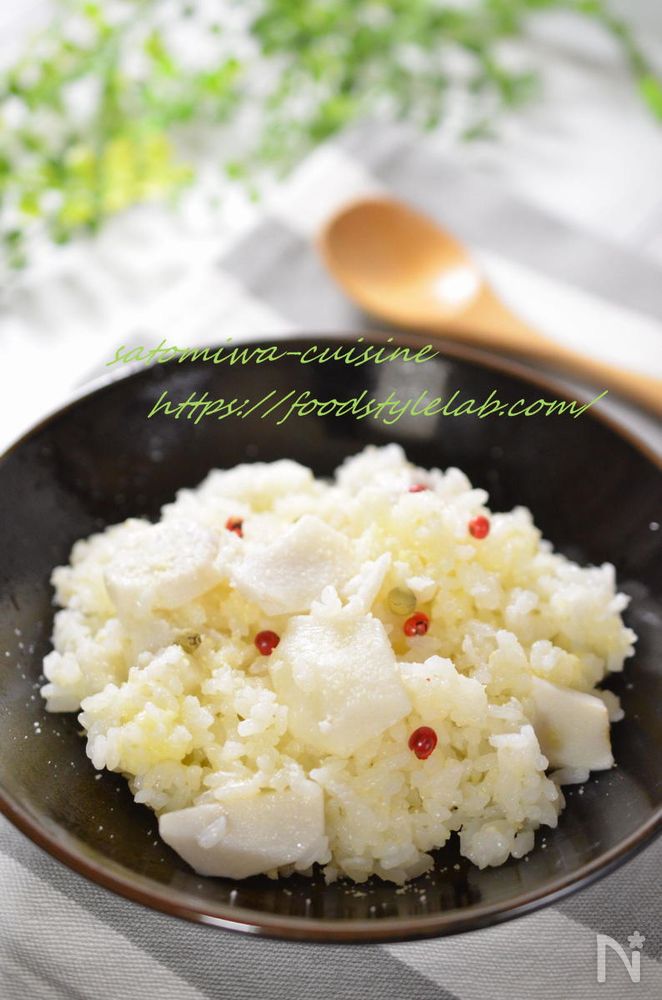 黒色の皿に盛られた里芋チーズごはん