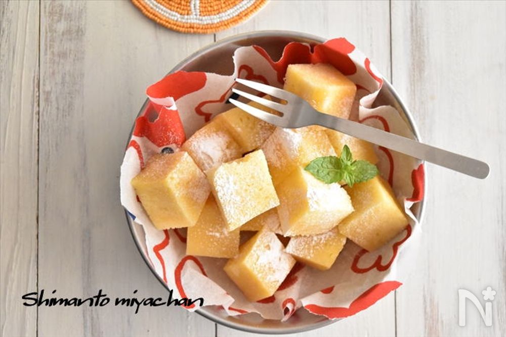 角切りチーズ蒸しケーキをたくさん盛り付けた皿