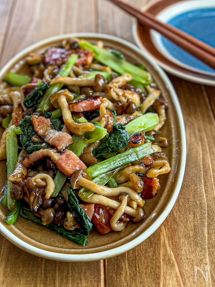 皿に盛られた、しめじと小松菜のベーコンきんぴら