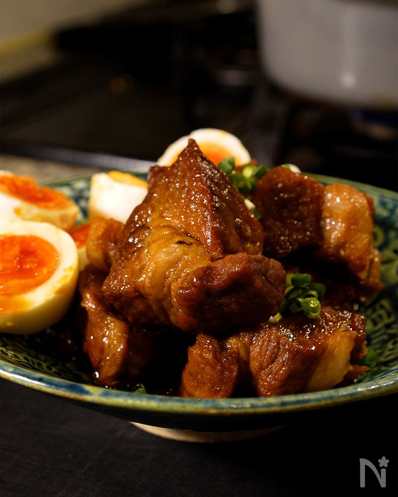 皿に盛り付けられた豚肉のさっぱり煮