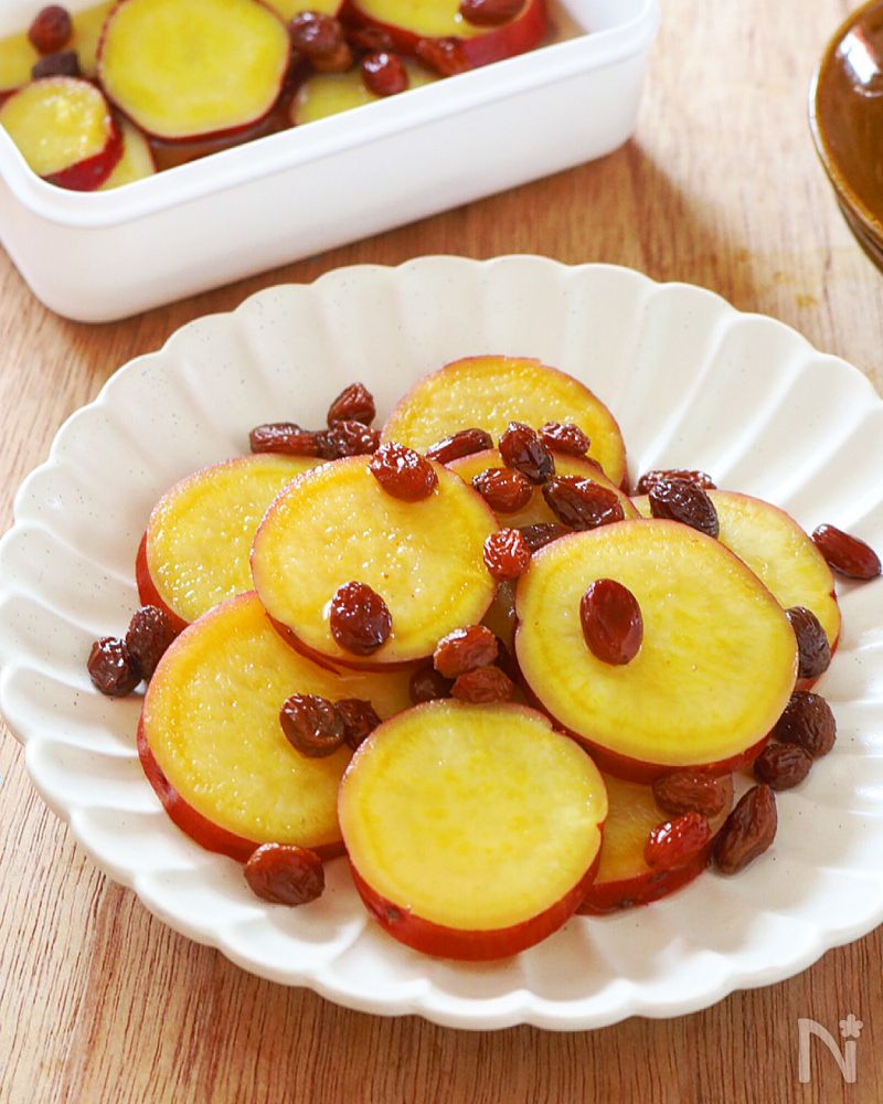 白い皿に盛り付けられたさつまいもとレーズンのレモン煮