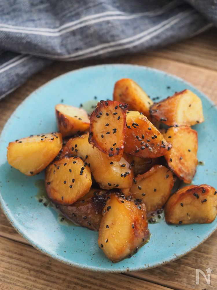 青色の丸皿に盛られた焼き芋で大学芋