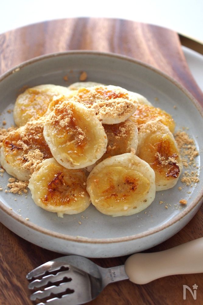 焼きバナナプチパンケーキがたくさんのっている皿