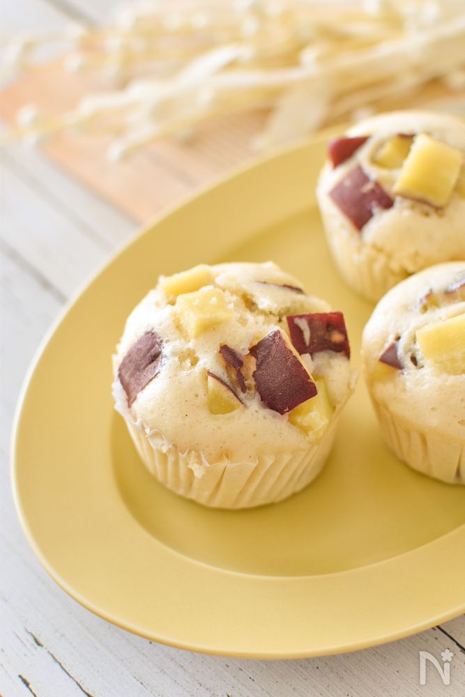 黄色の楕円の皿に盛られたさつまいも蒸しパン