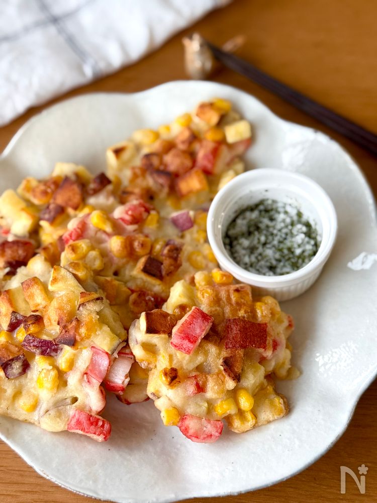 白い皿に盛り付けられた米粉のかき揚げ