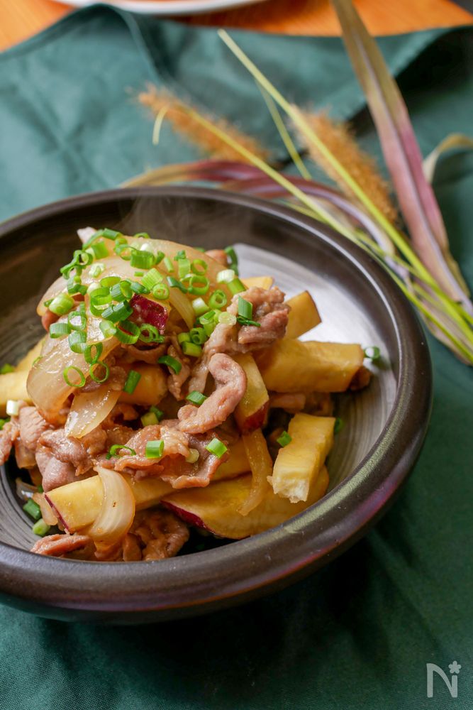 茶色の和皿に盛られたさつまいも入りしょうが焼き