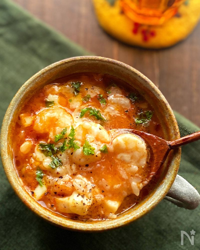 チーズ入りシーフードのトマトスープごはんがボウルに入っているところ