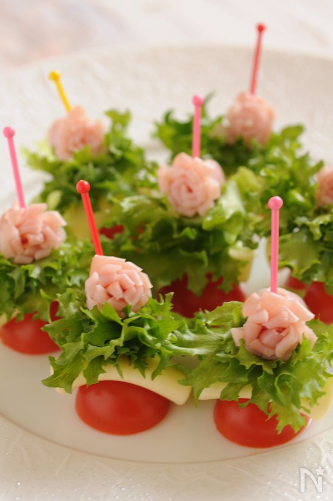 白い皿にのった、ハムとチーズの野菜ピンチョス