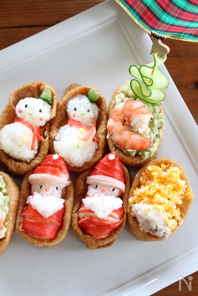 白い皿に盛りつけられたクリスマス稲荷寿司