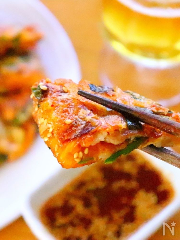 豚肉とチーズ、キムチチヂミを箸上げする様子