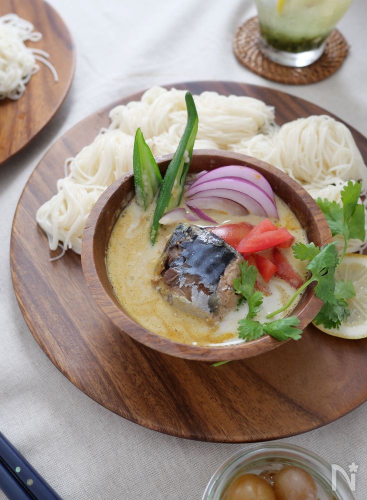 木製皿に盛り付けたココナッツカレーそうめん