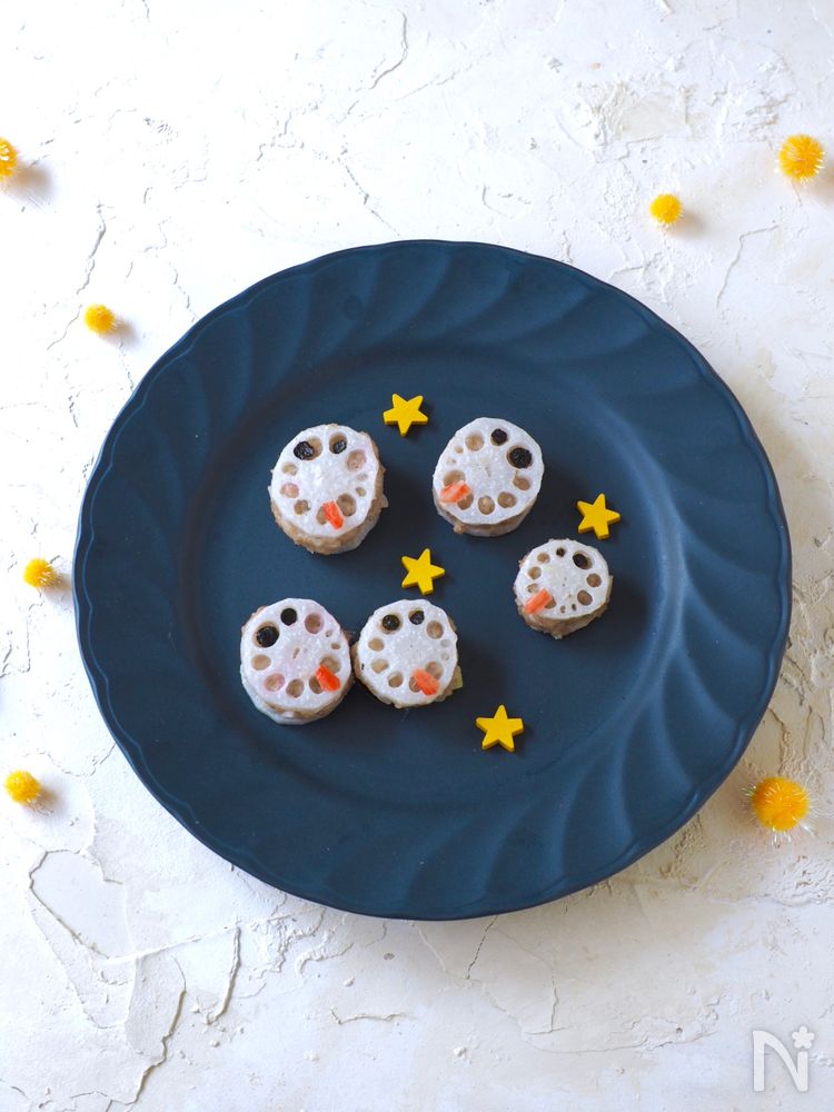 紺色の皿に盛り付けられたおばけレンコンのはさみ蒸し