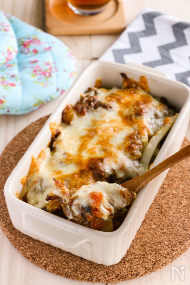 白色の耐熱皿に入ったカレーポテト焼き