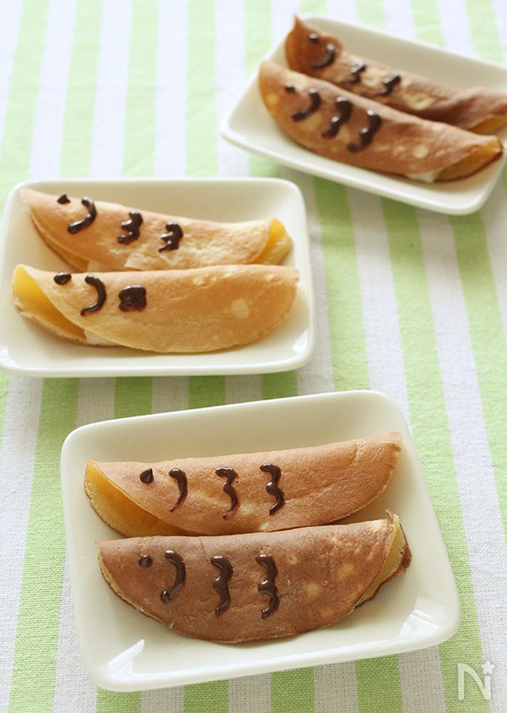白い皿に並べられたこいのぼりに見立てた和菓子
